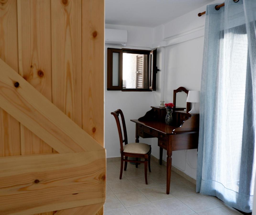 Mani Home Néon Oítilon Kültér fotó