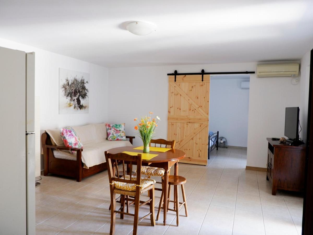 Mani Home Néon Oítilon Kültér fotó